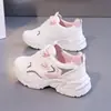 Zapatos de papá para mujer 2026 otoño nuevo modelo versátil cómodos para estudiante suela gruesa que aumenta la altura ligeros casuales zapatillas deportivas 8861