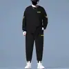 Conjunto casual de otoño: una sudadera elegante de manga larga con cuello redondo y estampado combinada con pantalones jogger de cintura alta con cordón