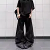 Jeans masculino de modelagem larga e despojada, estilo americano resistente e descolado, com patchwork de três listras e design curvo.