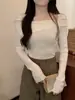 Tejido de hilo de núcleo Diseño consciente top de punto de un hombro para mujer, capa base de primavera y otoño, suéter para llevar debajo, top de nicho