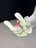 Sandalias de tiras abiertas con pliegues florales estilo hada para mujer, Verano 2026 Zapatillas de tacón de aguja de punta fina