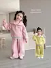 Conjunto de Primavera y Otoño para Niñas 2026 Nuevo Elegante Sudadera con Cremallera Casual Infantil y Pantalones Deportivos Conjunto de Tres Piezas Atuendo de Primavera