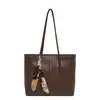 Nova bolsa feminina de outono 2026 transfronteiriça, moderna e versátil, bolsa tote de grande capacidade, padrão trançado retrô, bolsa de ombro para o dia a dia, bolsa de axila