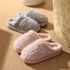 Pantuflas de algodón para hombres y mujeres, adecuadas para usar en interiores y exteriores en otoño e invierno, con una suela gruesa y antideslizante, una sensación afelpada, cálida y cómoda, y diseñadas para parejas