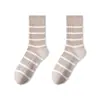 Meias de Melaleuca Femininas Meias de Cano Médio Listradas Cor Café Meias Largas Meias Longas Estilo Outono e Inverno Meias Longas Quentes de Outono e Inverno Atacado