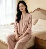 Conjunto de Pijama Feminino em Fio 100% Algodão Tingido em Fio Classe A, Novo Estilo Primavera e Outono, Decote em V, Mangas Longas, Calça Longa, Caimento Solto, Adequado para Usar Fora de Casa como Loungewear
