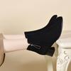 Botas da Moda para Mulheres 2025 Outono e Inverno Novo Estilo Simples Elegantes Botas Curtas de Pele de Ovelha Preta com Fivela Gota de Água Salto Grosso Salto Alto Botas de Couro