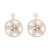 E13765 Brincos Cruzados Tecidos à Mão de Flor de Ráfia com Diamante e Pérola Estilo Resort à Beira-Mar Brincos Populares para Mulheres
