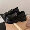 Zapatos pequeños de cuero estilo universitario versátiles otoño nuevo 2026 tacón grueso zapatos de un solo color slip-ons suela gruesa mocasines para falda mujer no