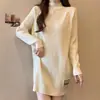 Ropa de punto de talla grande estilo coreano de longitud media que cubre el trasero para mujer, nueva para Otoño e Invierno 2025, para chicas con sobrepeso, aspecto suelto que estiliza, camiseta interior