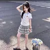 2026 Conjunto de Dos Piezas para Niña Estilo Coreano de Moda Estilo Escolar Cuadros Parche de Manga Corta Camiseta Verano Dulce Encaje Falda Pastel