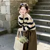 Conjunto de outfit de otoño para niñas 2026 nuevo estilo moderno suéter a rayas de moda y conjunto de pantalones de pierna ancha para niños mayores