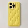 Jaqueta puffer com padrão de 8 palavras adequada para capa de celular Apple 15promax iphone14 cor sólida 13PRO furo fino tridimensional