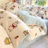 Juego de Cuatro Piezas de Leche Polar de Invierno con Funda Nórdica de Polar Añadida Juego de Tres Piezas para Dormitorio Infantil Sábana Cálida Ropa de Cama de Coral