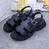 Sandalias y pantuflas de suela gruesa para mujer, verano, últimas, caladas, versátiles, sandalias romanas para usar en el exterior, antideslizantes, tipo muffin, zapatos de playa