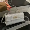 Bolsa de mão transfronteiriça para mulheres, novo estilo 2026, bolsa quadrada pequena orientada para exportação, bolsa popular com fecho de metal, bolsa versátil de ombro e transversal