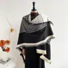 Xale de Imitação de Caxemira para Mulheres Outono e Inverno 2025 Novo Cardigã Quente de Linhas Geométricas Moda Viagem Xale Estilo Coreano Atacado