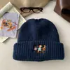 Chapéu de Lã Bordado com Desenho de Cachorro Fofo para Mulheres no Inverno Chapéu Espesso Quente com Proteção para as Orelhas Mostrando o Rosto Gorro Pequeno de Tricô