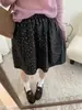 Saia midi estilo vintage, tecido escovado, estampa floral, corte A, evasê, cintura alta, casual, versátil e que afina a silhueta para mulheres, perfeita para o outono.