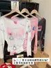 Traje Doce e Fashionável para Menina Manga Longa com Proteção Solar em Malha Estampada Uma-Ombro Blusa Feminina Gola Alta Colete Vermelho Básico