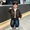 Jaqueta de couro infantil 2026 novo estilo roupas infantis falsa de duas peças outono elegante versátil jaqueta de couro de bebê outono moderna