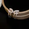 Pendientes de Plata con Zirconia en Forma de V, Simples y Versátiles para el Uso Diario, Lujo Ligero con un Toque de Alta Gama, Diseño Único