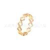 Anillo de Acero de Titanio Flor Hueca, Anillo Floral de Lujo Ligero de Moda para Viajeros, Joyería para Mujer de Acero Inoxidable Chapado en Oro de 18K