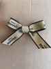 DIY Estilo Chanel Negro y Blanco Patrón de Letras Clásico Accesorios de Lazo de Cinta Accesorios de Lazo Ropa Calcetines Accesorios