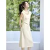 Vestido plissado de verão novo estilo com gola de boneca em branco lua, caimento confortável, acinturado, emagrecedor, vestido casual de manga curta longa