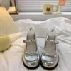 Sapatos Mary Jane Franceses Prata com Salto Grosso 2025 Novo Estilo de Verão Sapatos de Boca Rasa para Combinar com Saias Estilo Fada Bico Redondo Sapatos de Couro