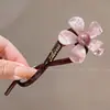 Um grampo de cabelo estiloso e versátil para mulheres, apresentando um design de bico de pato que não pressiona a parte de trás da cabeça, perfeito para criar penteados elegantes no outono e inverno.