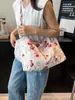 Bolsa de lona de gran capacidad para mujer, nuevo modelo 2026, estilo commuter de alta gama, estampado floral dulce, bolso tote de un solo hombro para llevar debajo del brazo