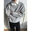 Suéter de punto gris claro de alta gama con cuello en V y diseño de dos piezas falsas, top de punto casual y sofisticado para hombre de invierno en estilo "old money"