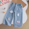 Conjunto de niña de otoño con bloques de color y dibujos animados, nuevo conjunto infantil con sudadera estampada de osito + jeans de pierna ancha bordados