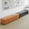 Conjunto de sofá longo simples e moderno com bancos para trocar de sapato para recepção, áreas de lazer e descanso em salões de beleza e escritórios de vendas onde os pais esperam.