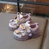 Zapatos tenis para niñas 2025 primavera y otoño nuevos de malla transpirable zapatos tipo papá para niños lindos zapatos de niña caracol abeja