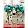 La atmósfera en la puerta de la ceremonia de inauguración de la gran y auspiciosa cesta de flores está decorada con globos y columnas.. La escena de la celebración del aniversario del centro comercial.