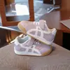 Tênis infantis de cano baixo, sapatos brancos confortáveis, novo modelo do início do outono de 2026, tênis esportivos para meninas, tênis de corrida para meninos, sapatos de bebê