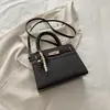 Bolsa de mão nova, elegante e fashion para o outono de 2026, simples e chique, com um design quadrado retrô, adequada como bolsa de ombro ou bolsa transversal para mulheres