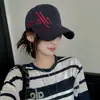 Gorra de Béisbol Negra Bordada con Letras para Mujer, Gorra de Pico Ancho Versátil para Verano, Circunferencia de Cabeza Grande, Estilo Coreano Adelgazante para la Cara
