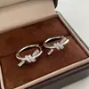 Brincos de nó em corda para mulheres banhados a ouro 18K luxo leve nó nicho metal retorcido de alta qualidade argolas de ouvido acessórios de ouvido da moda