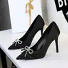 8358-H133 Sapatos Salto Agulha Slip-On de Cetim com Laço de Fita Strass Deslumbrante Estilo Francês para Mulheres