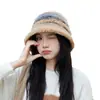 Novo Chapéu de Lã Feminino Estilo Coreano Quente com Proteção para Orelhas, Chapéu Bucket Fashion para Viagem, Chapéu Bucket Plush Colorido da Moda de Alta Qualidade