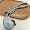 Venta al por mayor transfronteriza de llaveros japoneses y coreanos con letras en inglés, dijes para bolso de cuero dopamina, pequeños accesorios y regalos