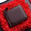 Carteira masculina curta, de alta qualidade, minimalista, estilo executivo, com porta-documentos e porta-cartões, design horizontal, multifuncional, e possui um porta-moedas com zíper