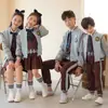 Uniforme escolar de primaria traje de primavera y otoño uniforme de jardín de infancia estilo académico uniforme de clase de deportes conjunto de cuatro piezas para niños de primer grado