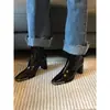 Botines cuadrados simples, elegantes y con estilo, con cremalleras laterales, diseño de inspiración británica, tacones gruesos y silueta esbelta.. Estas botas cortas negras son una nueva colección de invierno 2026 para mujer