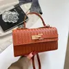 Bolso de mano transfronterizo para mujer, nuevo estilo 2026, bolso cuadrado pequeño orientado a la exportación, bolso popular con cierre de candado, bolso versátil para el hombro y bolso cruzado