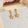 Pendientes de Acero Inoxidable Chapados en Oro de 18K Estilo Francés Estrella de Mar y Caracola para Mujer Serie Marina Pendientes Modernos Sencillos