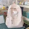 Mochila com estampa de borboletas em uma suave e branca atmosfera de luar, uma mochila pequena fresca e jovial para fugas de férias de conto de fadas
